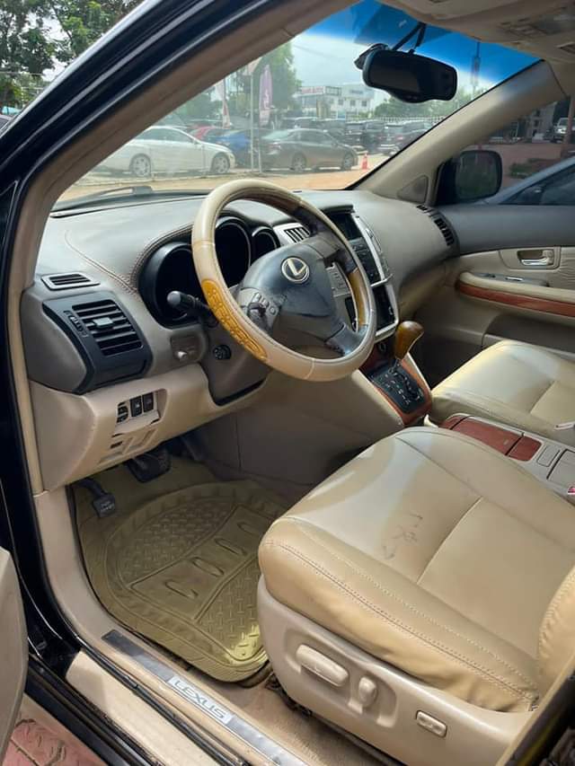 A picture of Toyota Lexus Rx330 2005 with no single fault Belgium standard