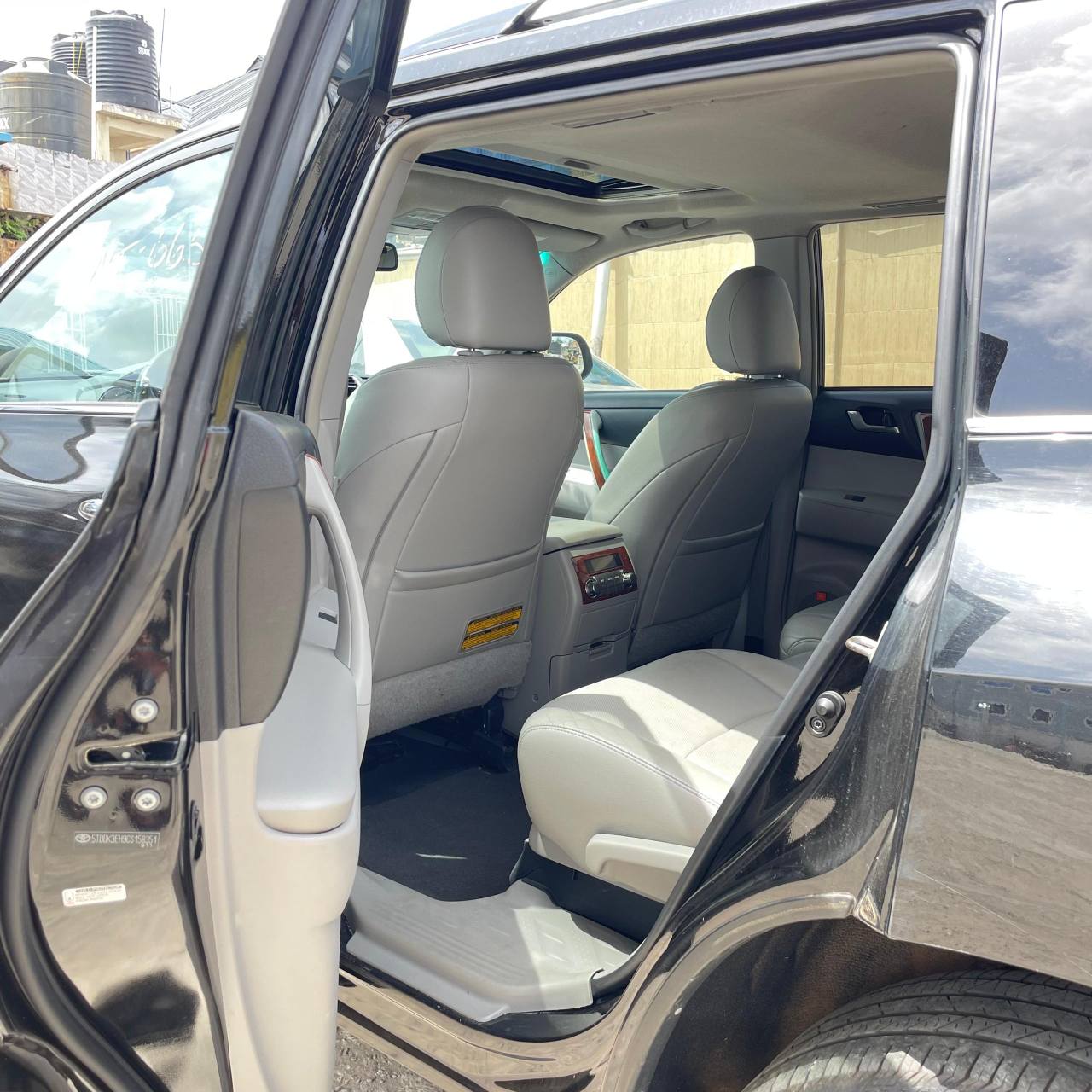 A picture of Toyota Highlander black