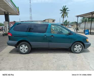 A picture of Toyota sienna 2003