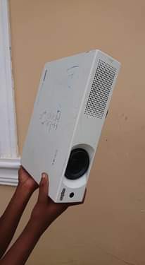 A picture of chukua projector used from UK kwa 220000 tu inaonyesha usiku