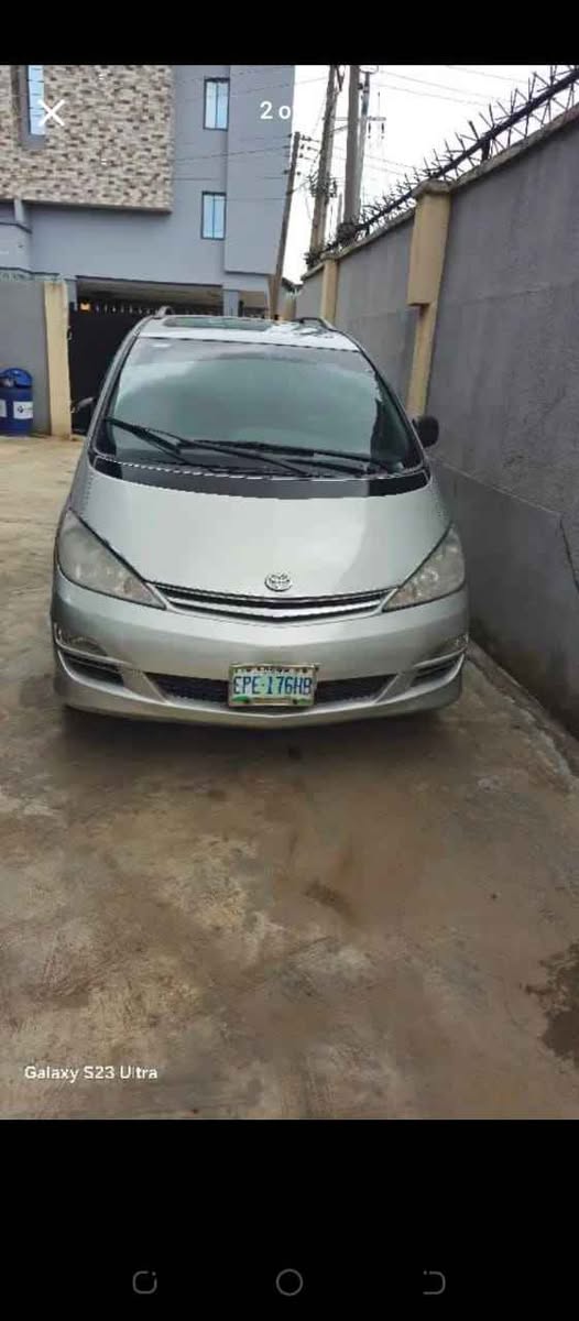 A picture of Toyota previa 2005