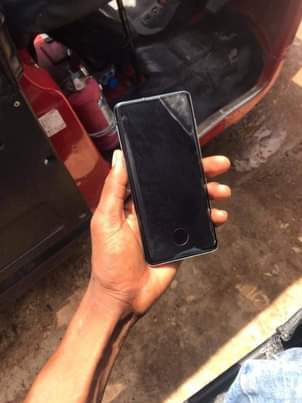 A picture of S10 plain gb 128 rom 8