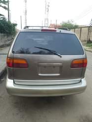 A picture of 2000 model Toyota sienna Nigerian use in 100 working condition