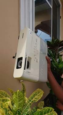 A picture of projector used from UK kwa bei poa 220k tu inafaa