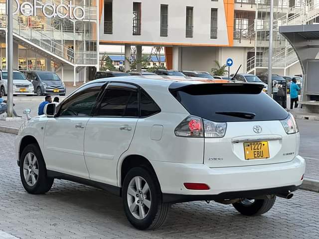 A picture of Toyota Harrier pearl white
