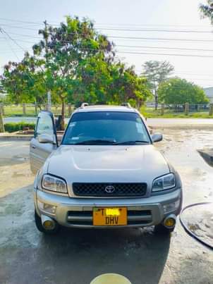 A picture of Toyota Rav 4.