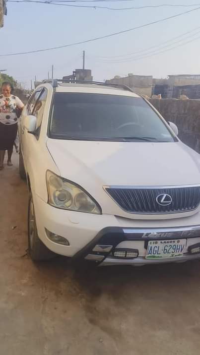 A picture of LEXUS RX 330 2005 model sound engine and gear AC