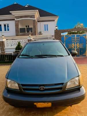 A picture of Brand Toyota Model Sienna Year 2001 A year 6 mon