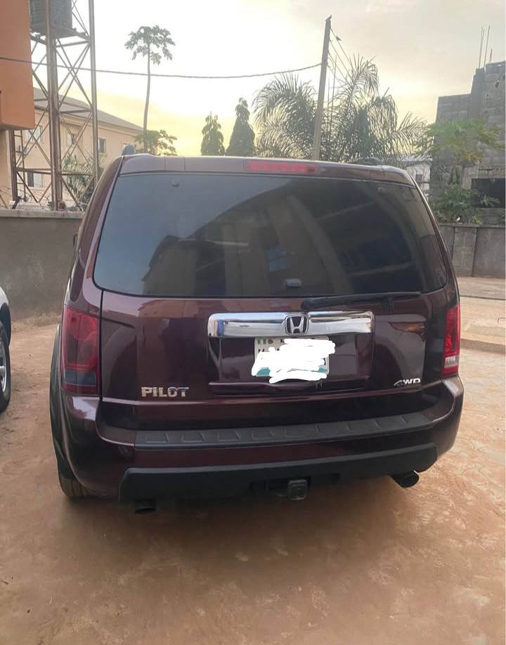 A picture of used as new Honda Pilot 2011 with original duty going
