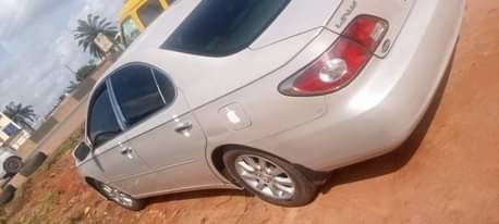 A picture of Lexus es 300