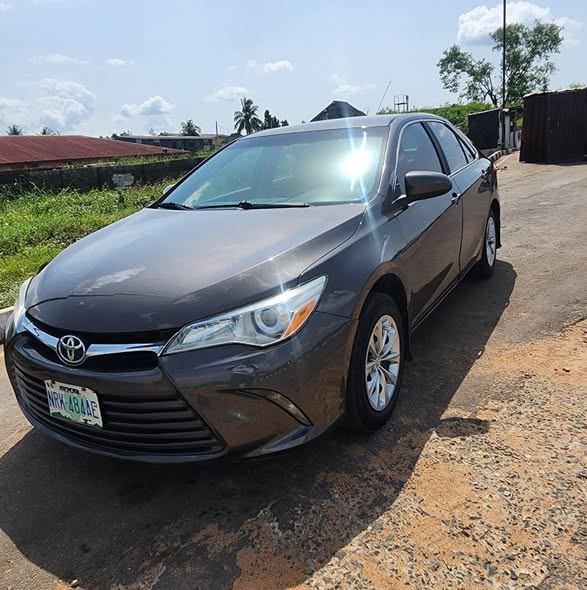 A picture of TOYOTA CAMRY 2016