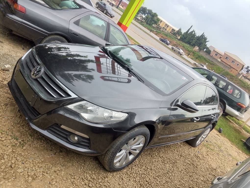 A picture of 2012 Volkswagen Passat 3 500 000