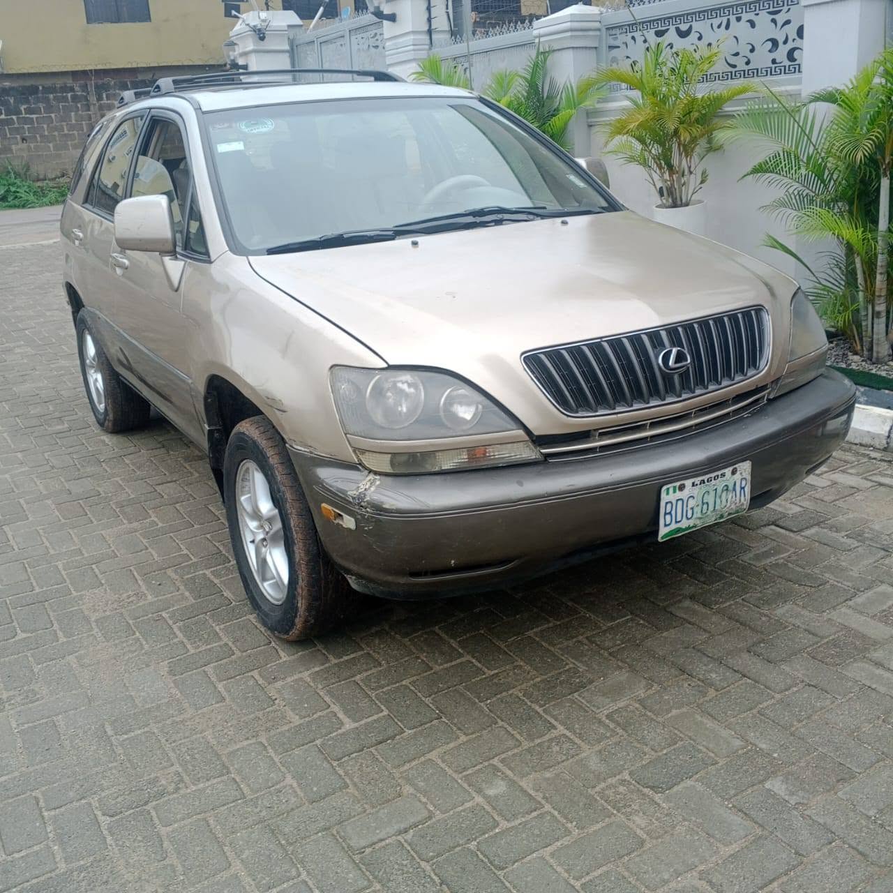 A picture of Neatly used 2000 Lexus Rx 300 for sale