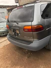 A picture of Toyota Sienna 2000