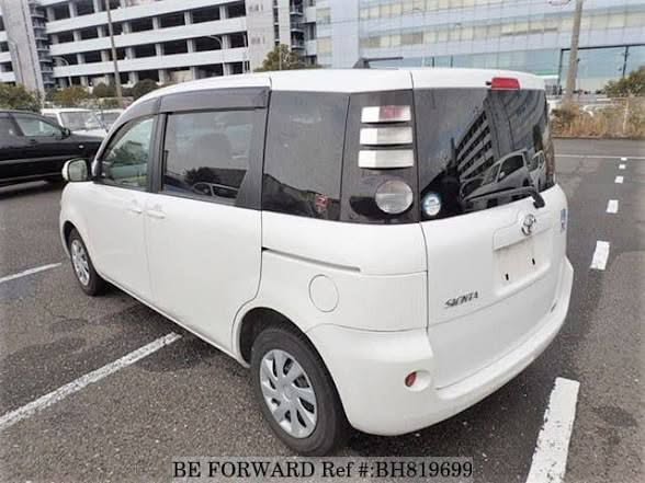 A picture of Toyota sienta