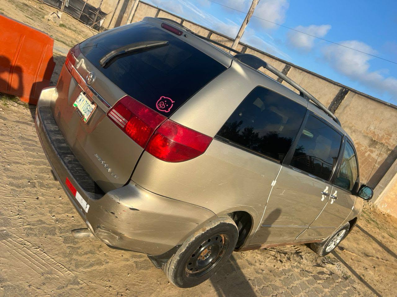 A picture of First body Toyota sienna 2005