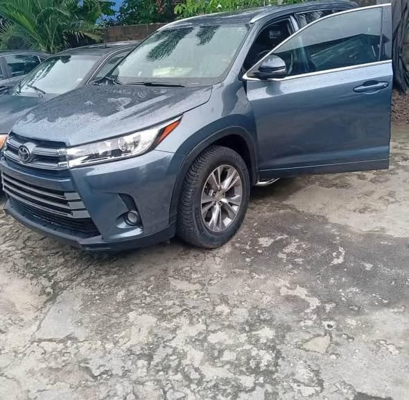 A picture of Toyota Highlander 2015 XLE fullest options keyless with power boot