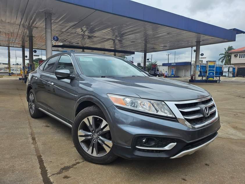 A picture of Tokunbo Honda Crosstour EX L 2013 model Clean leather interior