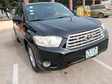 A picture of Registered 2009 Toyota Highlander Toks Standard Used by a woman