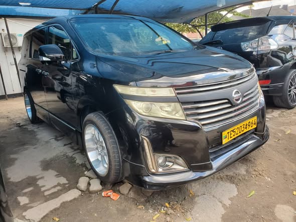 A picture of NISSAN ELGRAND