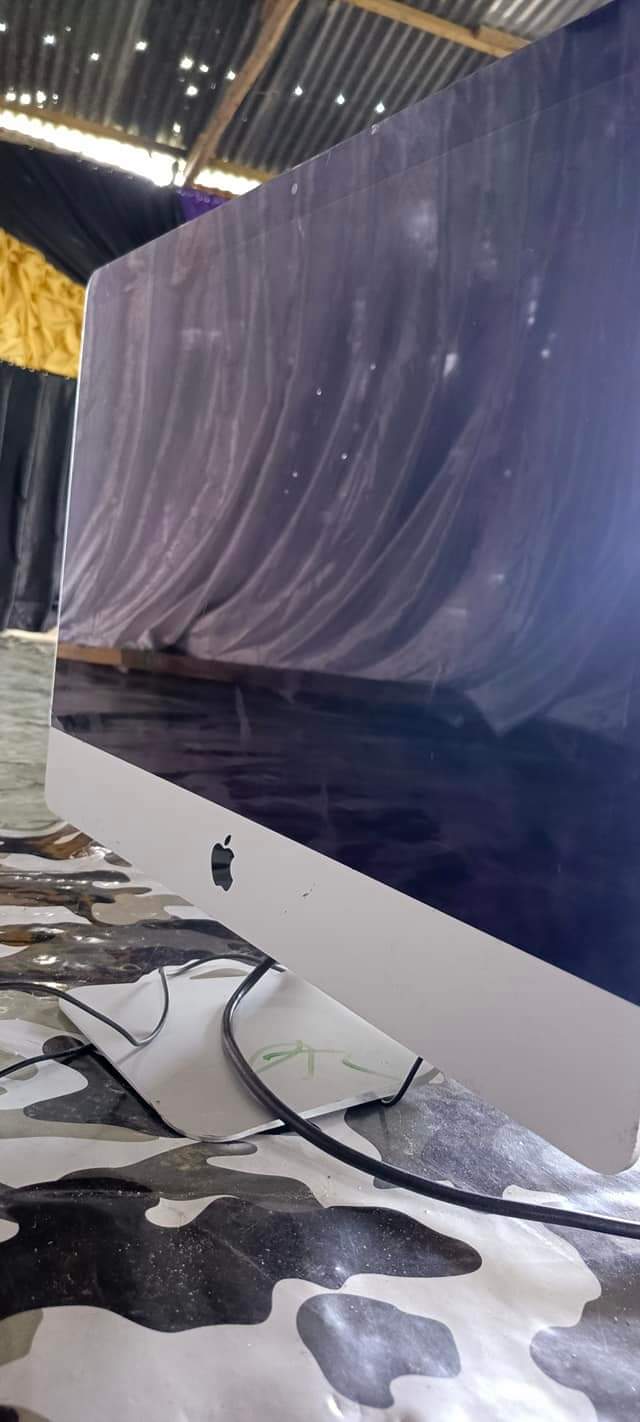 A picture of iMac nyembamba 2013 i5 nch 21.5 ram 8gb ssd 1000gb