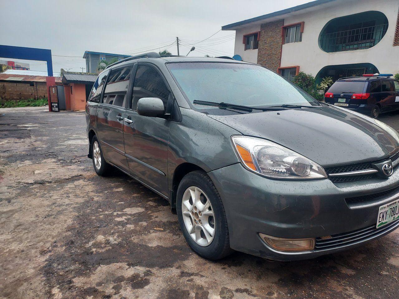 A picture of Toyota sienna 05