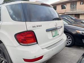 A picture of 2009 ML 350 clean Nigerian use Automatic folding mirror and