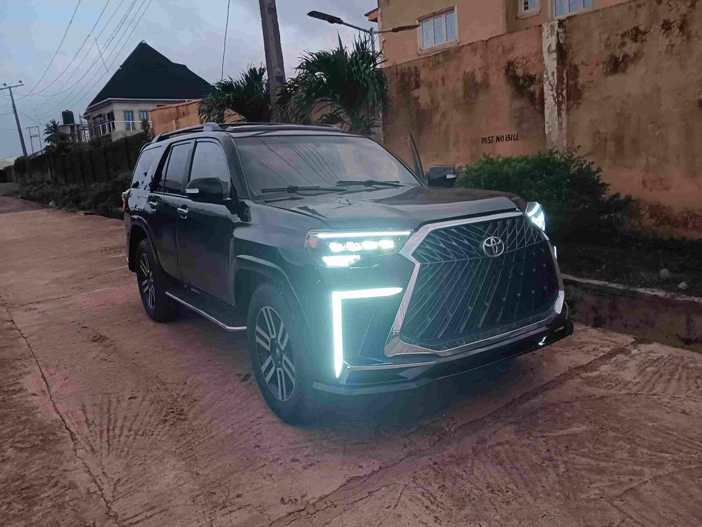 A picture of Toyota 4runner with