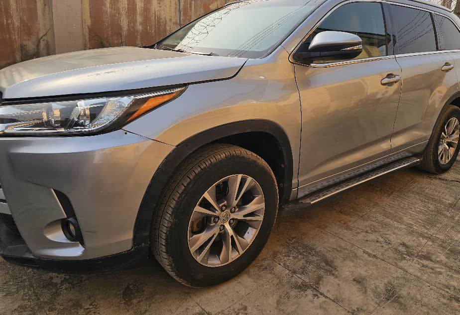 A picture of Toyota Highlander 2016 LE