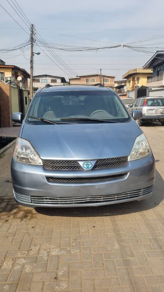 A picture of Toyota sienna 05