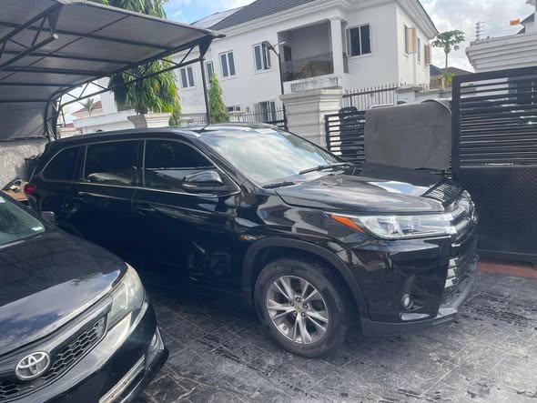 A picture of Toyota highlander 2015 model Xle direct tokunbo Lagos clear complete