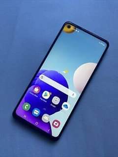 A picture of Samsung s7 flat 32g and samsung A21s 64 gb on