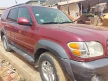 A picture of Toyota sequoia 2004 model
