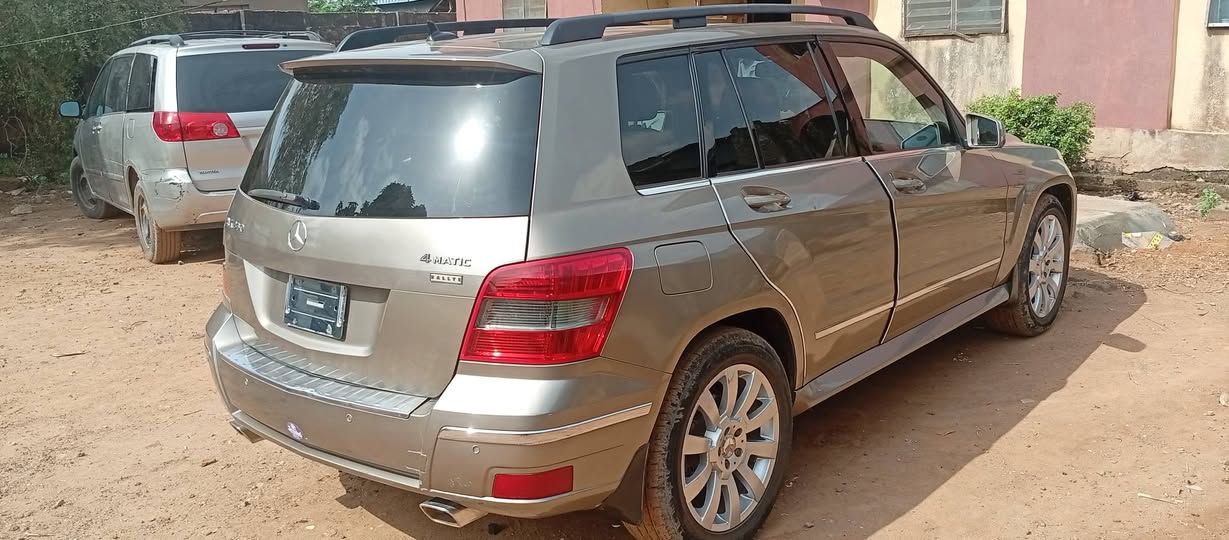 A picture of Mercedes Benz GLK350 09