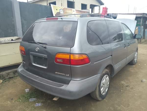 A picture of 2000 Toyota sienna Price 4 5m Location Amuwo odofin Lagos