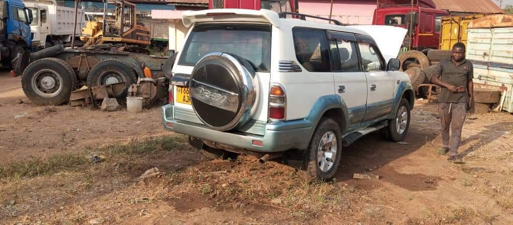 A picture of Prado milion 8.8 Ipo mwanza Manual Diesel 0784857610 kama_una_uza_gari_lako_nitumie