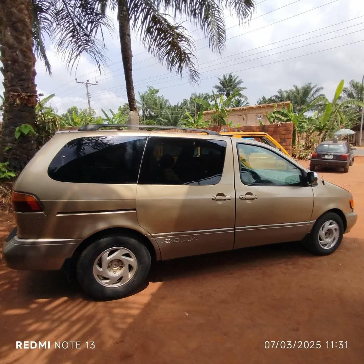 A picture of 2002 Toyota Sienna 02