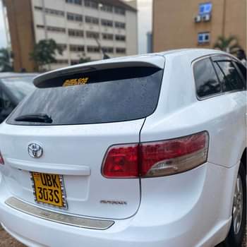 A picture of TOYOTA AVENSIS 2012 Push to start Fuel saving Black interior