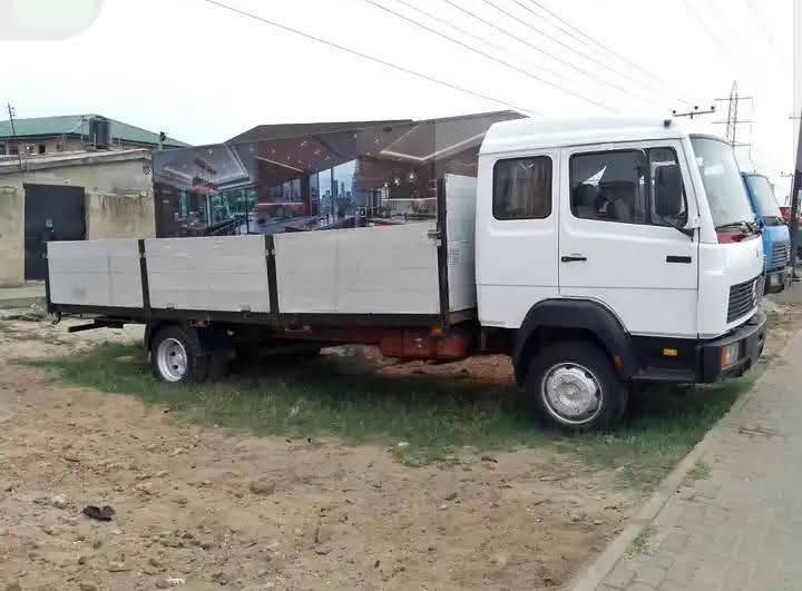 A picture of 2000 Mercedes Benz 1120