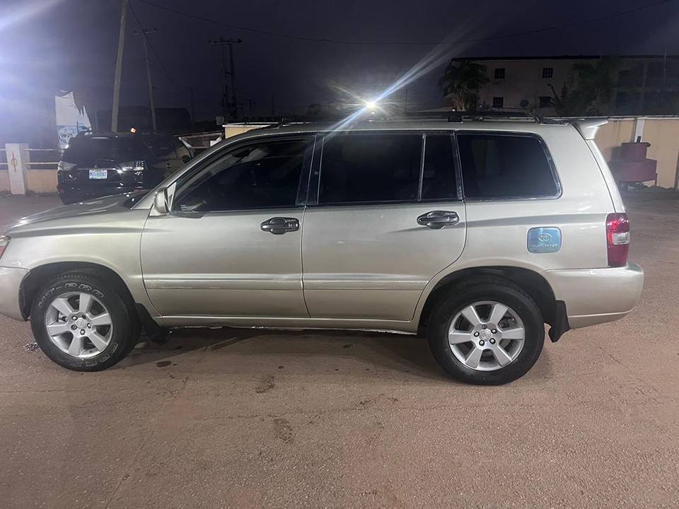A picture of 2007 Toyota highlander extremely clean nothing to fix 4 1m
