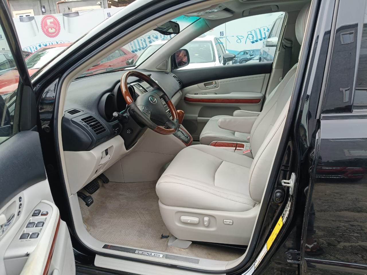 A picture of Foriegn used 2005 Lexus RX 330 selling for 13m only