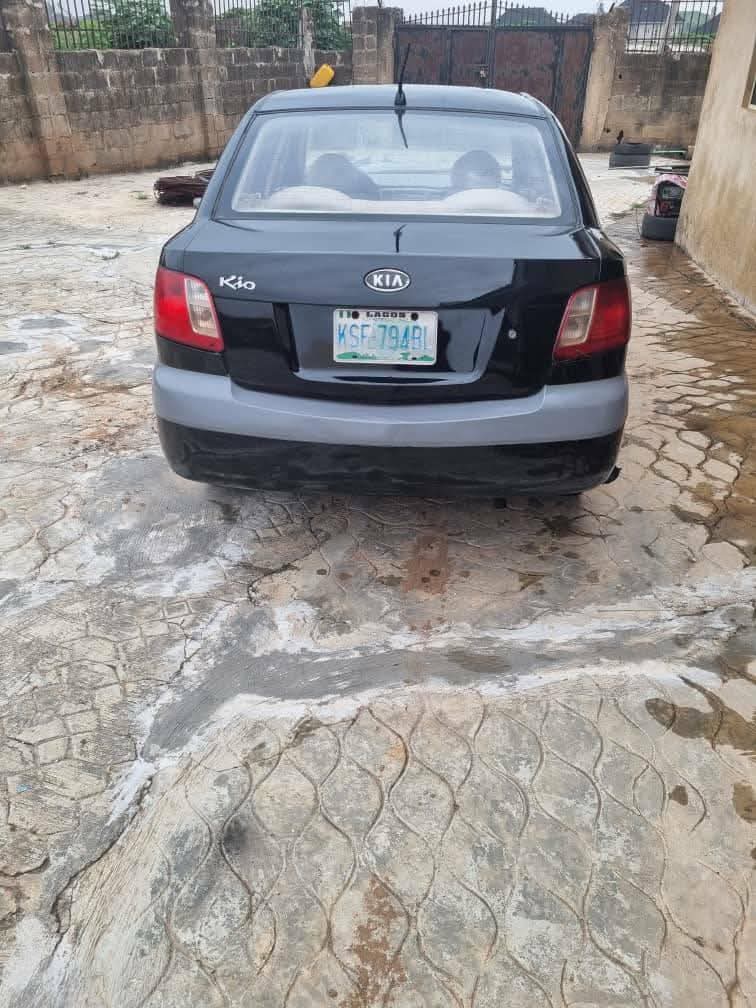 A picture of 2005 Kia rio