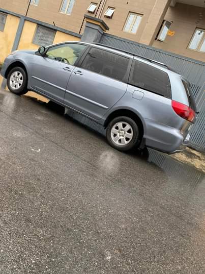 A picture of Trust MaxwellAutos For Good Cars Extremely Clean 2006 Toyota Sienna