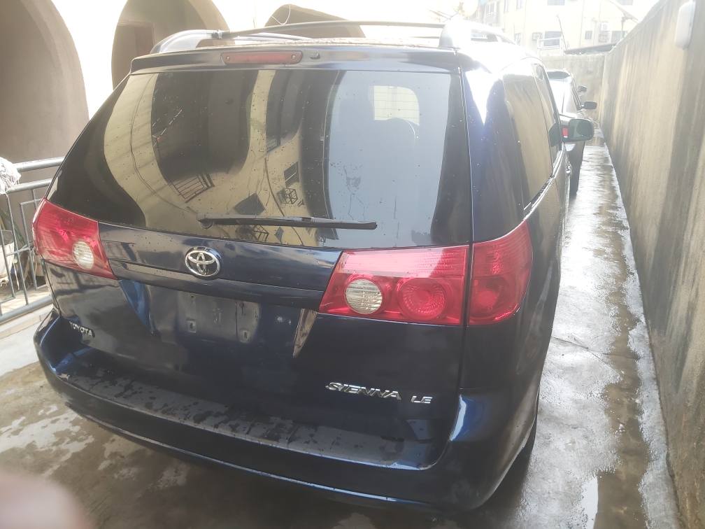A picture of Toyota sienna 2006 le