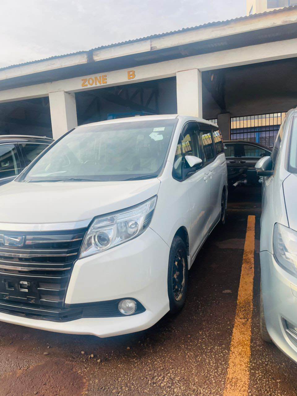 A picture of Toyota Noah 2015 model 42m UBR