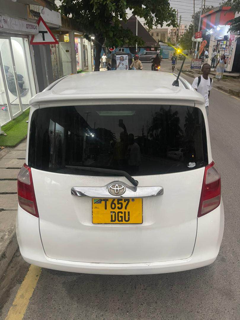 A picture of Price M8.9 Ractis. no DGU Color. Parlour white Year. 2015