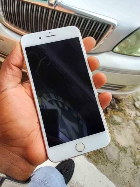 A picture of IPhone 7 nauza bei kitonga nataka 100000 tuu imekufa mashine