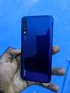 A picture of Tecno phantom 9 at 300k call 0706721621 128GB 6GB onscreen