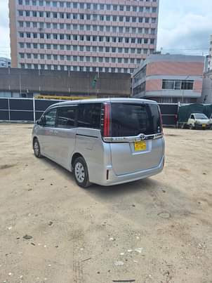 A picture of Toyota noah