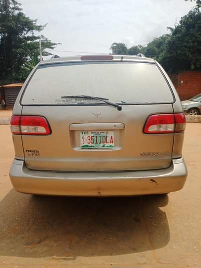 A picture of Toyota Sienna 2002 2003
